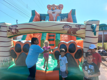 Foto 30: Fundo Social de Solidariedade e Secretaria de Promoção Social realizam Varal Solidário especial de Natal