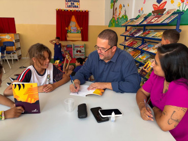 Foto 23: Escritor Vicentônio Silva visita Escolas de Quatá