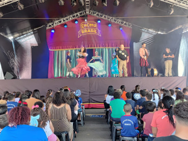 Foto 2: Quatá recebe Palco Móvel Emcena Brasil Edição Certame