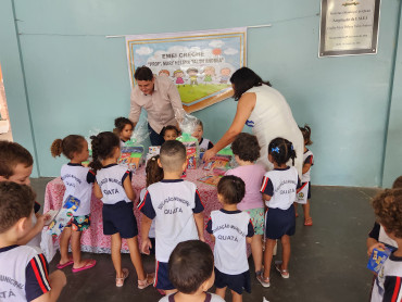 Foto 122: Volta às Aulas em Quatá: Alunos recebem Kit Escolar e Mimo especial