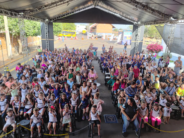 Foto 183: Quatá recebe Palco Móvel Emcena Brasil Edição Certame