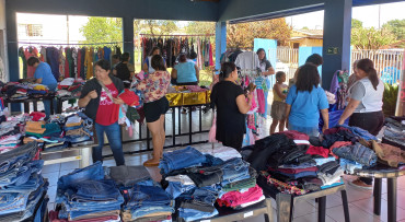 Foto 22: Fundo Social de Solidariedade e Secretaria de Promoção Social realizam Varal Solidário especial de Natal