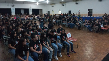 Foto 13: Alunos dos 5º anos de Escolas Municipais recebem certificado do Proerd