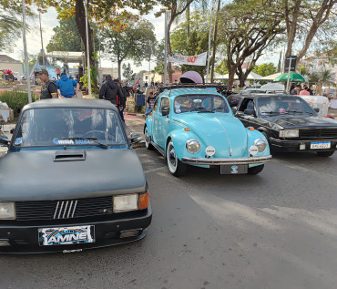 Foto 77: 3º Encontro de Carros Antigos e Motociclistas reúne centenas de expositores em Quatá