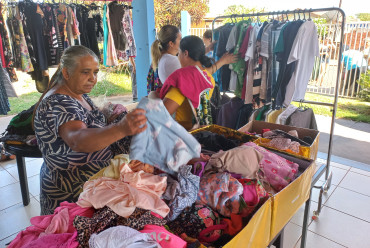 Foto 46: Fundo Social de Solidariedade e Secretaria de Promoção Social realizam Varal Solidário especial de Natal