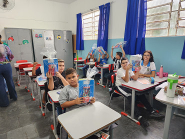 Foto 93: Volta às Aulas em Quatá: Alunos recebem Kit Escolar e Mimo especial