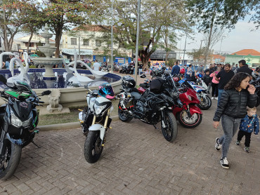 Foto 47: 3º Encontro de Carros Antigos e Motociclistas reúne centenas de expositores em Quatá