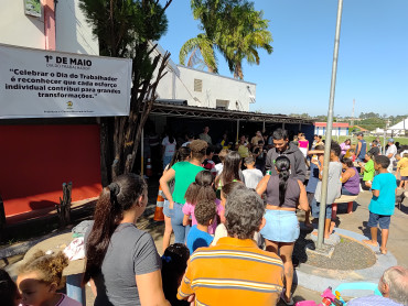 Foto 1: Festa do Trabalhador reúne centenas de pessoas