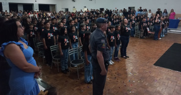 Foto 21: Alunos dos 5º anos de Escolas Municipais recebem certificado do Proerd