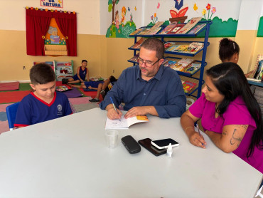 Foto 24: Escritor Vicentônio Silva visita Escolas de Quatá