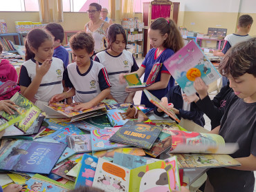 Foto 3: Entrega de Livros de Literatura