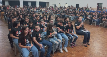 Foto 183: Alunos dos 5º anos de Escolas Municipais recebem certificado do Proerd