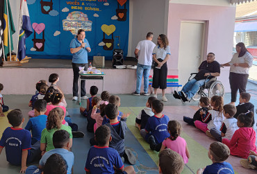 Foto 2: Alunos e usuários recebem orientações sobre prevenção e controle do diabetes 