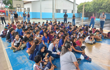 Foto 44: Alunos e usuários recebem orientações sobre prevenção e controle do diabetes 