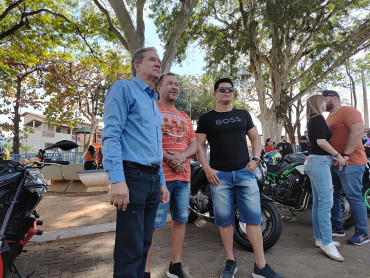 Foto 105: 3º Encontro de Carros Antigos e Motociclistas reúne centenas de expositores em Quatá