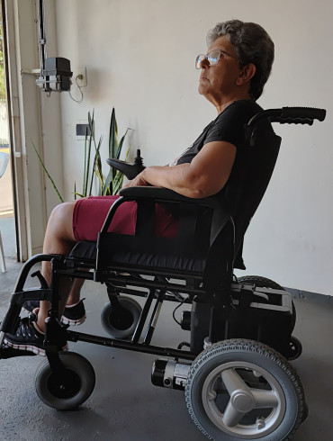 Foto 1: Pacientes de Quatá recebem cadeira de rodas motorizada