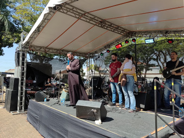Foto 127: 3º Encontro de Carros Antigos e Motociclistas reúne centenas de expositores em Quatá