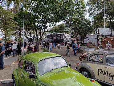 Foto 98: 3º Encontro de Carros Antigos e Motociclistas reúne centenas de expositores em Quatá