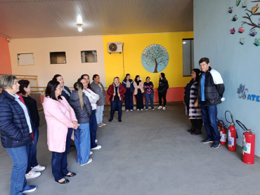 Foto 14: Cozinheiras participam de treinamento de uso e manuseio de extintores de incêndio