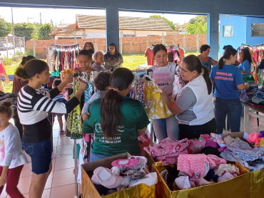 Foto 14: Fundo Social de Solidariedade e Secretaria de Promoção Social realizam Varal Solidário especial de Natal