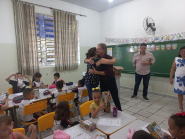 Foto 155: Volta às Aulas em Quatá: Alunos recebem Kit Escolar e Mimo especial