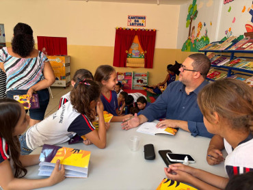 Foto 10: Escritor Vicentônio Silva visita Escolas de Quatá