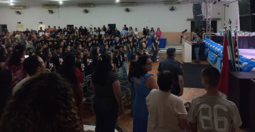 Foto 6: Alunos dos 5º anos de Escolas Municipais recebem certificado do Proerd