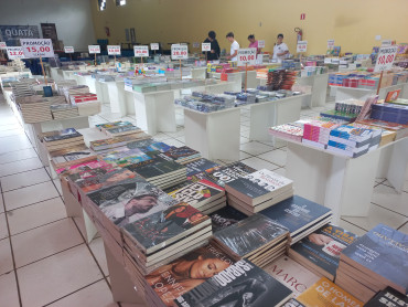 Foto 32: Prestigie a FEIRA DO LIVRO
