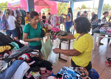 Foto 49: Fundo Social de Solidariedade e Secretaria de Promoção Social realizam Varal Solidário especial de Natal