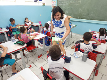 Foto 216: Volta às Aulas em Quatá: Alunos recebem Kit Escolar e Mimo especial
