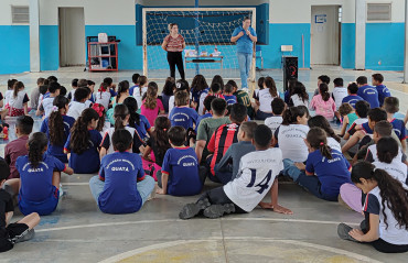 Foto 1: Alunos e usuários recebem orientações sobre prevenção e controle do diabetes 