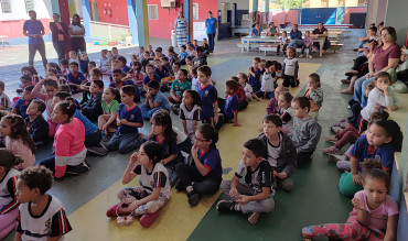 Foto 56: Alunos e usuários recebem orientações sobre prevenção e controle do diabetes 