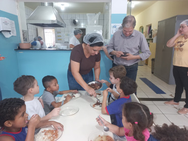 Foto 71: Churrasco marca as comemorações alusivas ao Dia das Crianças