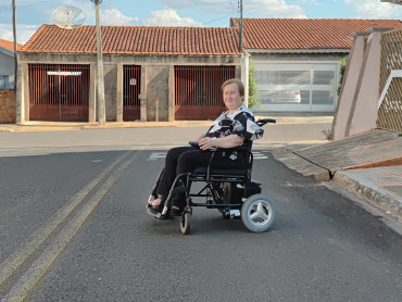 Foto 8: Pacientes de Quatá recebem cadeira de rodas motorizada