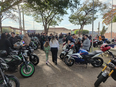 Foto 27: 3º Encontro de Carros Antigos e Motociclistas reúne centenas de expositores em Quatá
