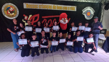 Foto 245: Alunos dos 5º anos de Escolas Municipais recebem certificado do Proerd