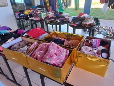 Foto 36: Fundo Social de Solidariedade e Secretaria de Promoção Social realizam Varal Solidário especial de Natal