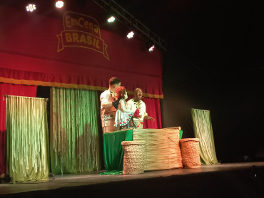 Foto 99: Quatá recebe Palco Móvel Emcena Brasil Edição Certame
