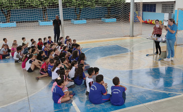 Foto 4: Alunos e usuários recebem orientações sobre prevenção e controle do diabetes 