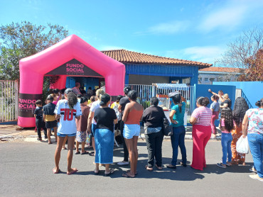 Foto 31: Fundo Social de Solidariedade e Secretaria de Promoção Social realizam Varal Solidário especial de Natal