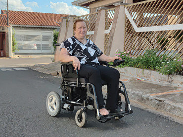 Foto 10: Pacientes de Quatá recebem cadeira de rodas motorizada