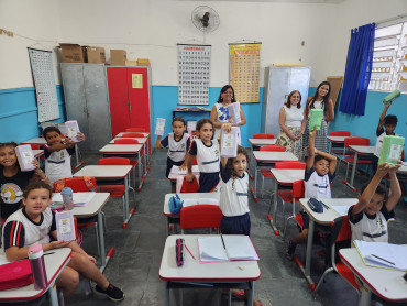 Foto 177: Volta às Aulas em Quatá: Alunos recebem Kit Escolar e Mimo especial