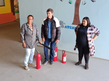Foto 8: Cozinheiras participam de treinamento de uso e manuseio de extintores de incêndio