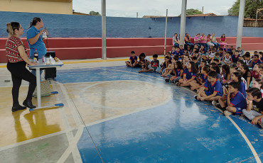Foto 16: Alunos e usuários recebem orientações sobre prevenção e controle do diabetes 