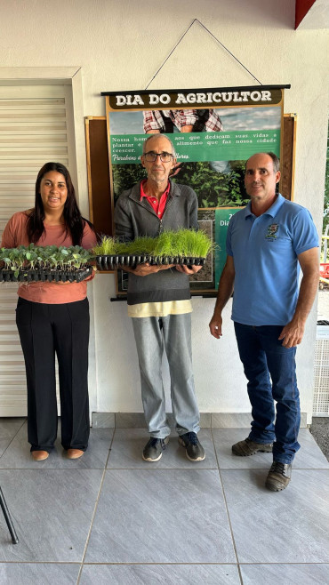 Foto 1: Produtores Rurais recebem doação de mudas em comemoração ao Dia do Agricultor