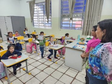 Foto 39: Volta às Aulas em Quatá: Alunos recebem Kit Escolar e Mimo especial