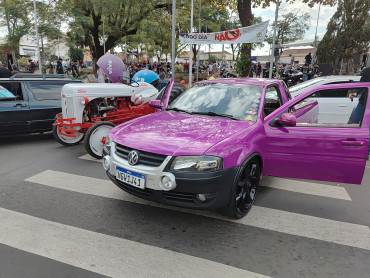 Foto 102: 3º Encontro de Carros Antigos e Motociclistas reúne centenas de expositores em Quatá