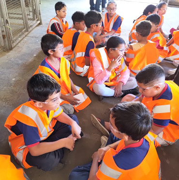 Foto 4: Alunos da Escola Orisia participam de ação educativa e plantio de 44 mudas nativas