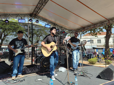 Foto 128: 3º Encontro de Carros Antigos e Motociclistas reúne centenas de expositores em Quatá