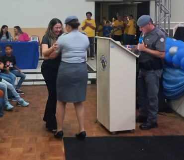 Foto 47: Alunos dos 5º anos de Escolas Municipais recebem certificado do Proerd